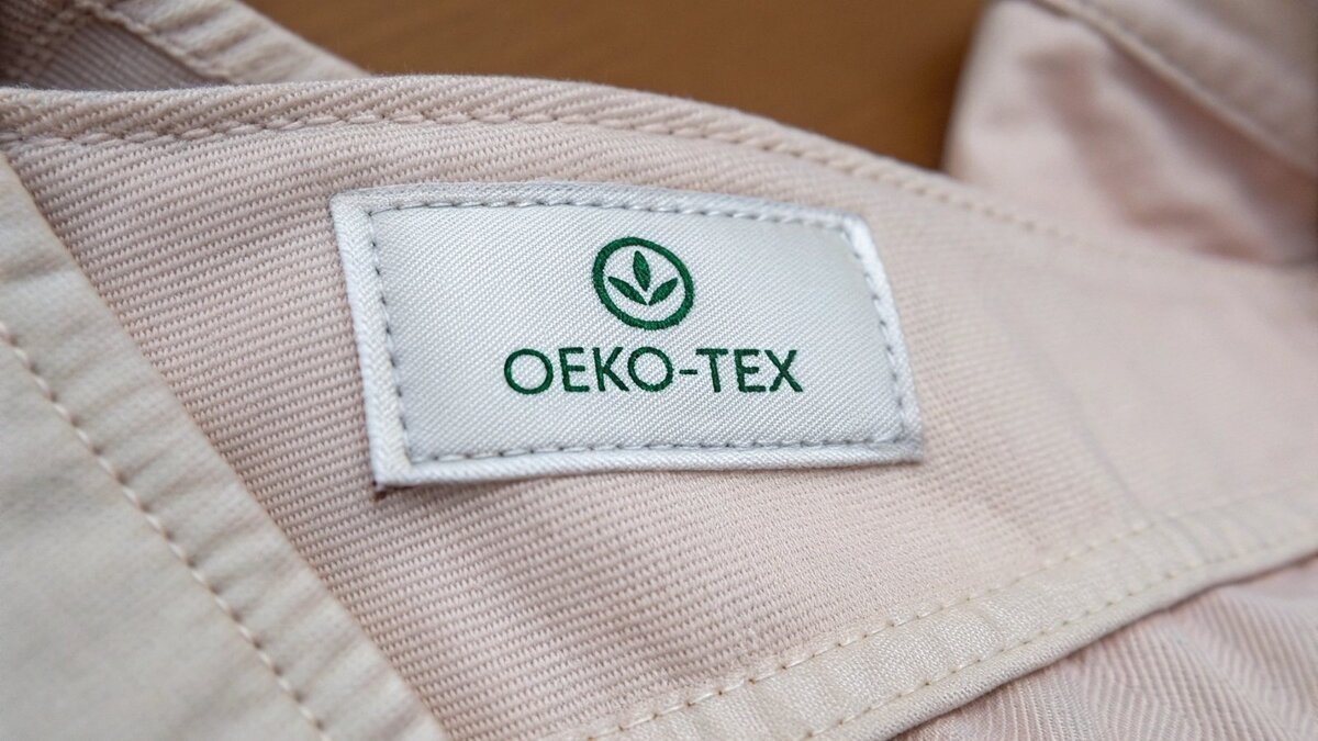 Close-up van een OEKO-TEX gecertificeerd label op een handdoek