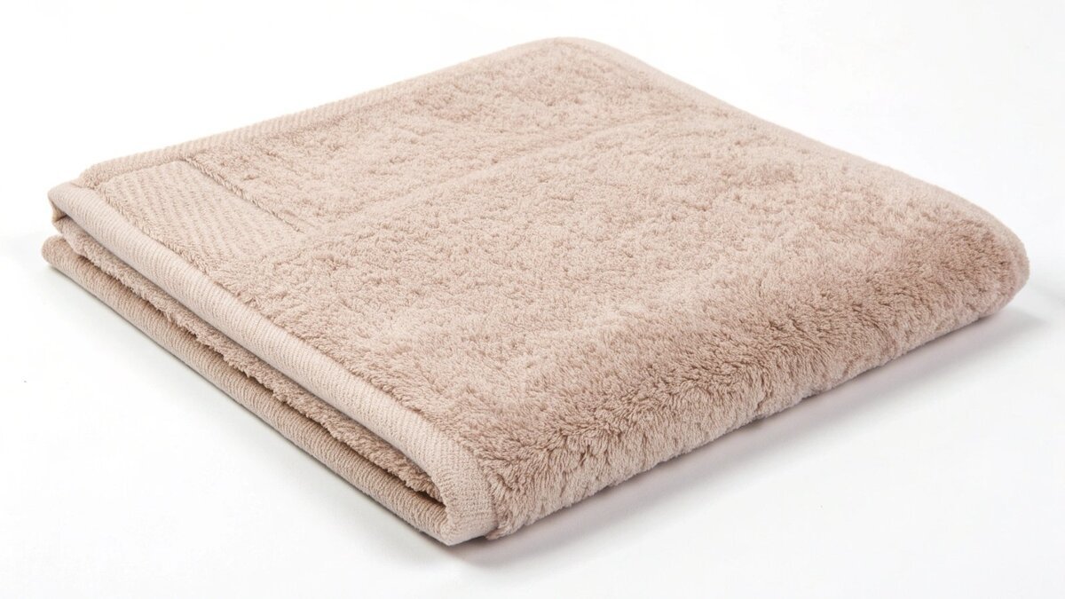 Dos toallas cuadradas pequeñas casi idénticas, una con la etiqueta Washcloth, otra Face Towel