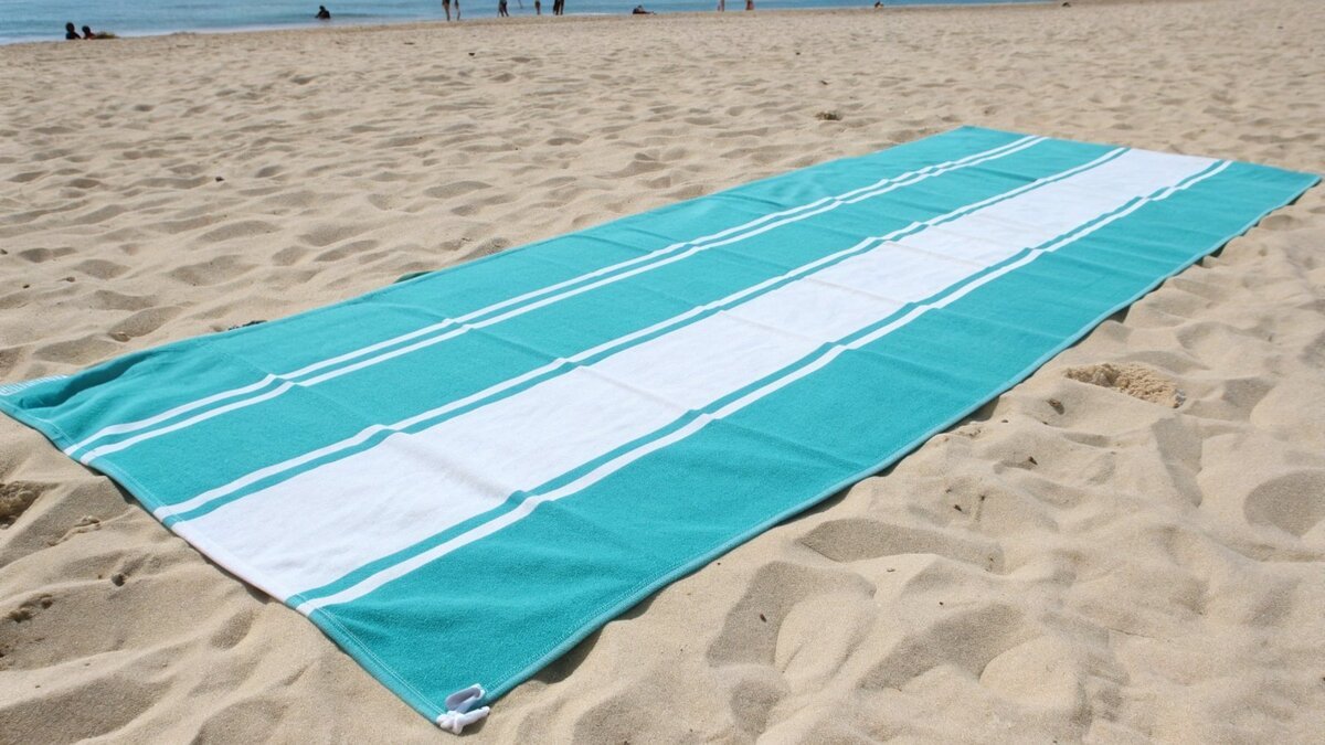 Une serviette de plage et une serviette de bain disposées côte à côte pour comparaison