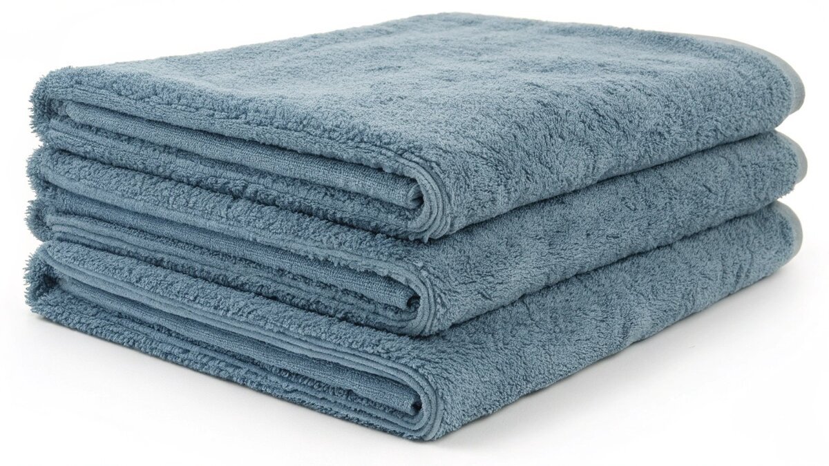 Des serviettes qui ne rayent pas les voitures Une pile de serviettes en microfibres pelucheuses de haute qualité (High-GSM)