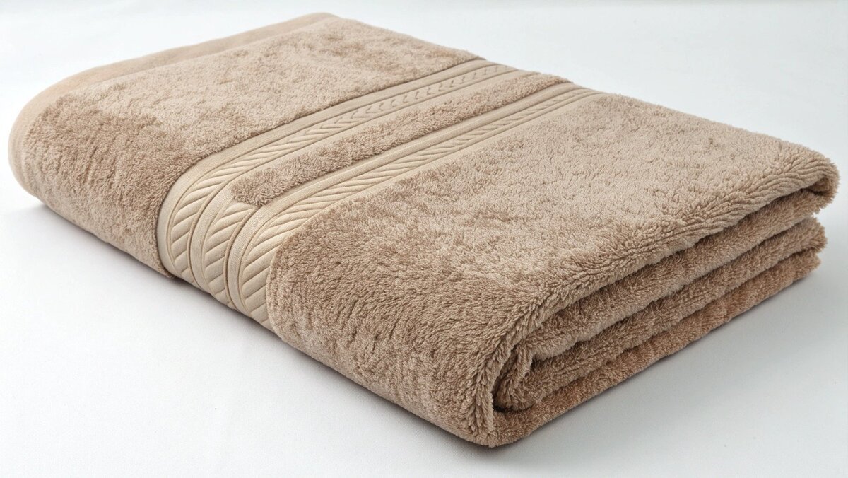 Bordado à máquina em toalhas Um close-up de uma máquina bordando um logotipo em uma toalha branca de pelúcia