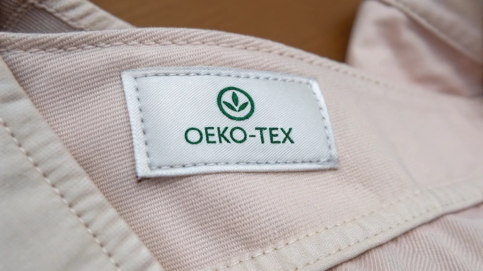 Gros plan d'une étiquette certifiée OEKO-TEX sur une serviette de bain